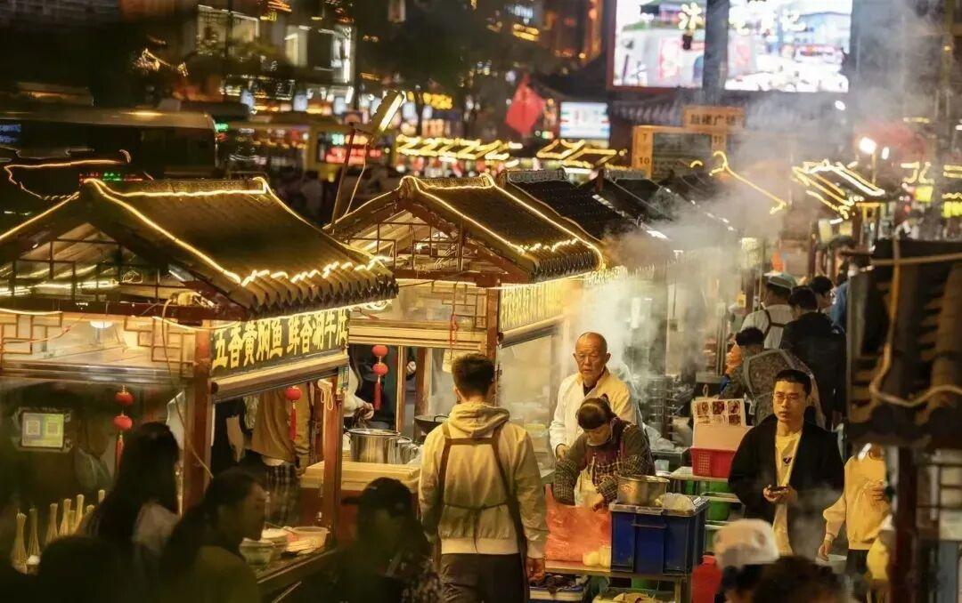 气温节节攀升，盛夏正式来临！这个夏天的开封太值得打卡。荷塘雾森消暑纳凉，汴河画船