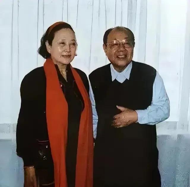 照片上的两位老人，都是老电影人了，你如果都能叫上名字，说明你是一位老人，也是一个