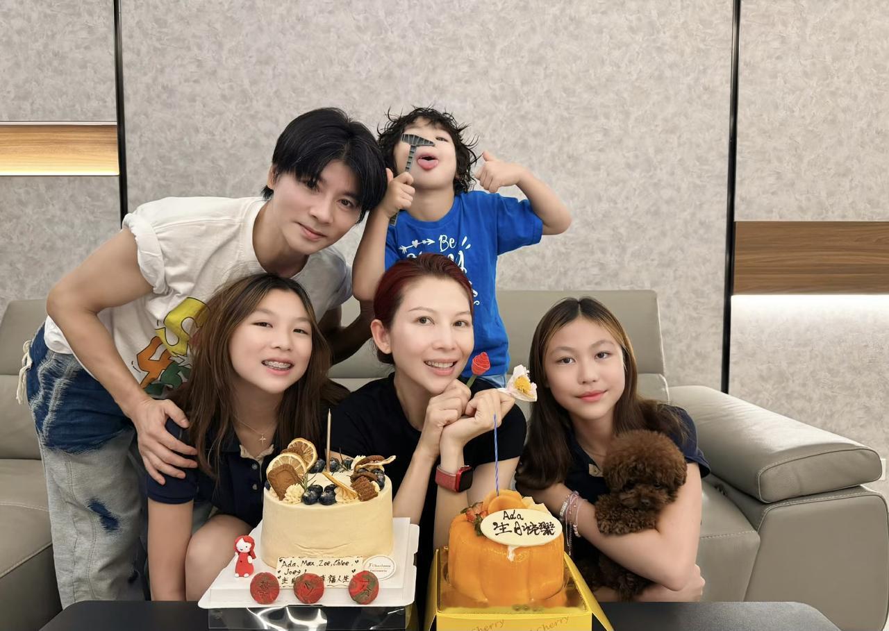 9月17日，张晋晒为老婆蔡少芬庆生照，一家人为她庆52岁生日的画面，好温馨有爱啊