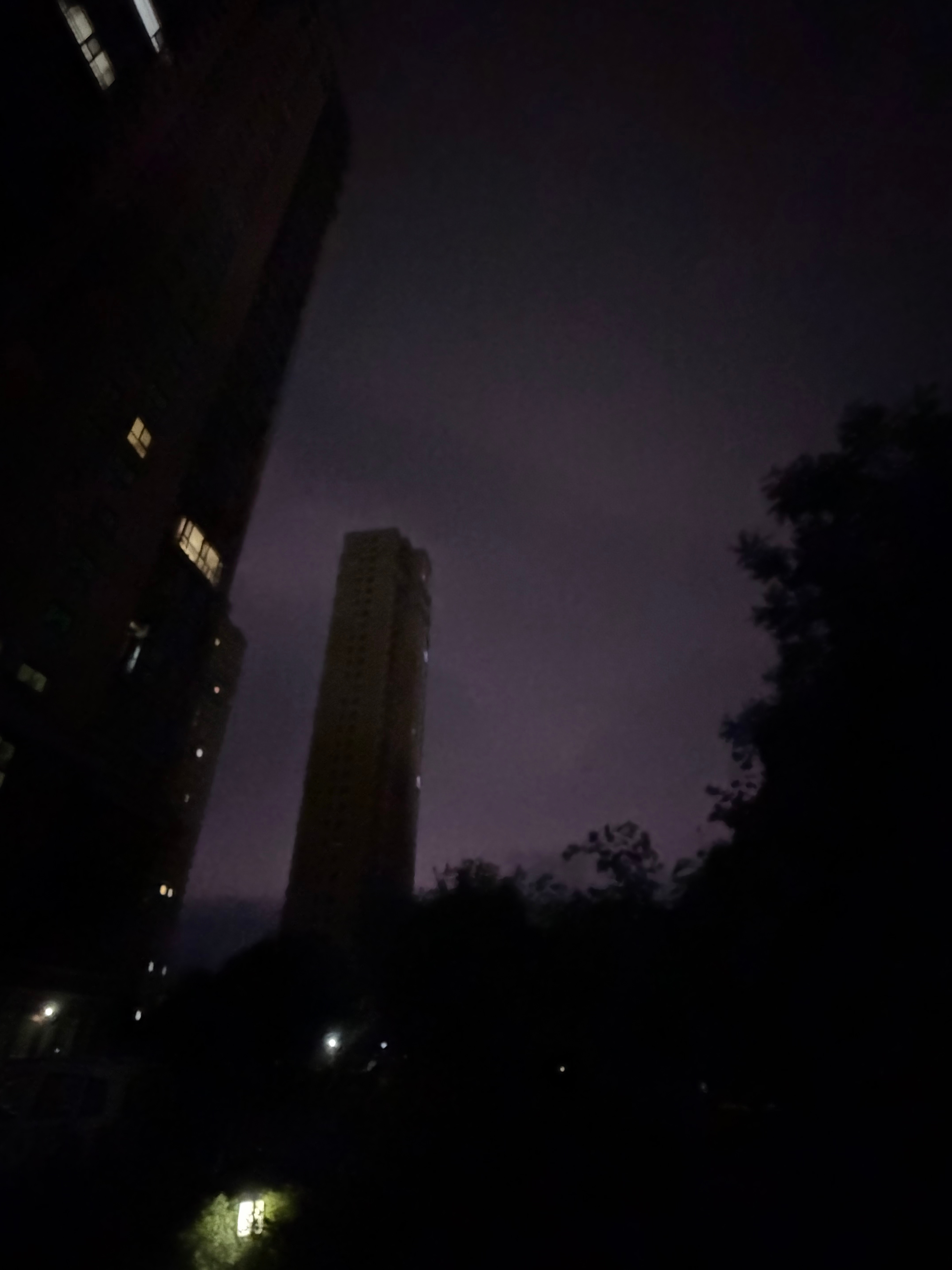 在下雨前抢先一步把小电驴停到车棚