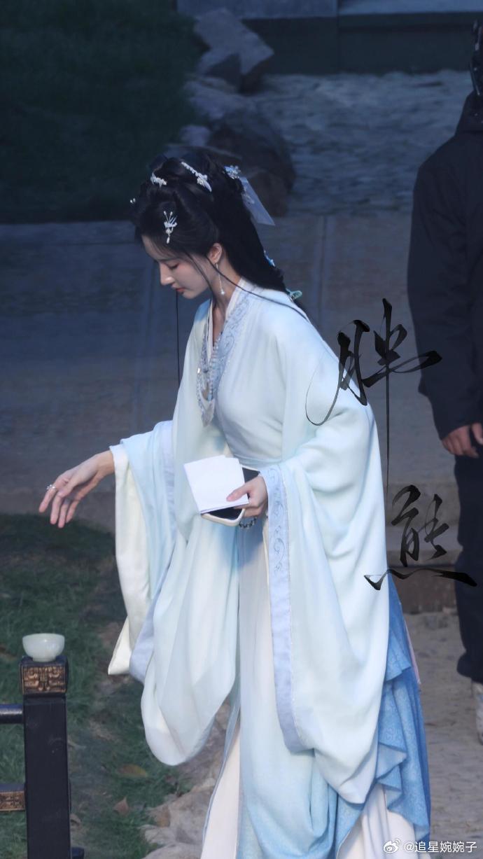 刘些宁有种不费力的美😎刘些宁的古装真的把古典美拿捏了，慕容钧的造型简约却显贵?