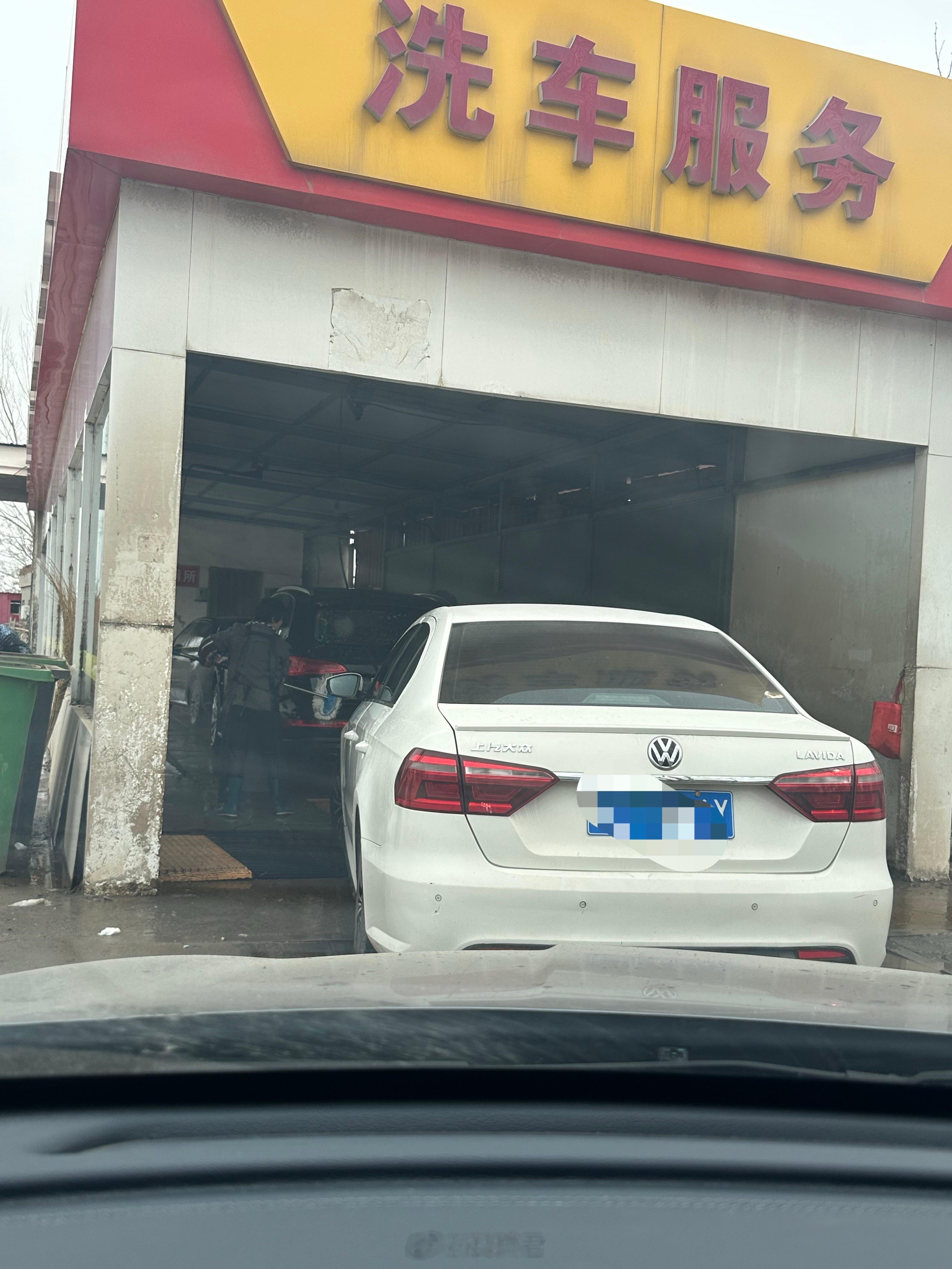 加油就能免费洗车，就是排队洗车比较浪费时间，有一说一，人工洗车比电脑洗车干净好多