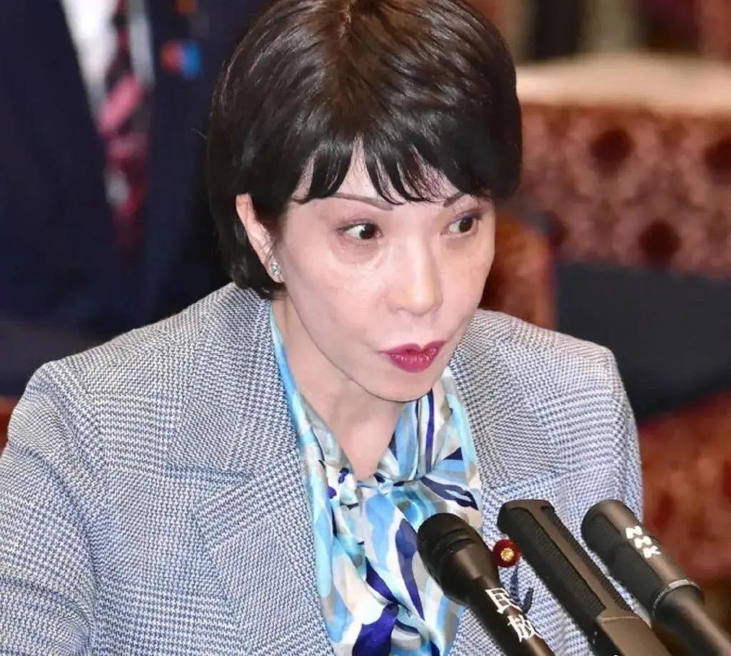 【上任即遇联盟瓦解，对华强硬难破困局】

2025年10月，高市早苗刚当选自民党