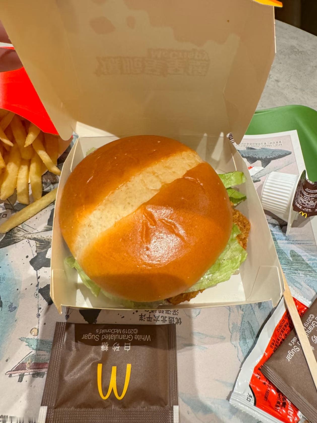 麦当劳汉堡缩小比例还以为是我的错觉呢，原来汉堡真的越来越小了？价格一直在涨，汉堡