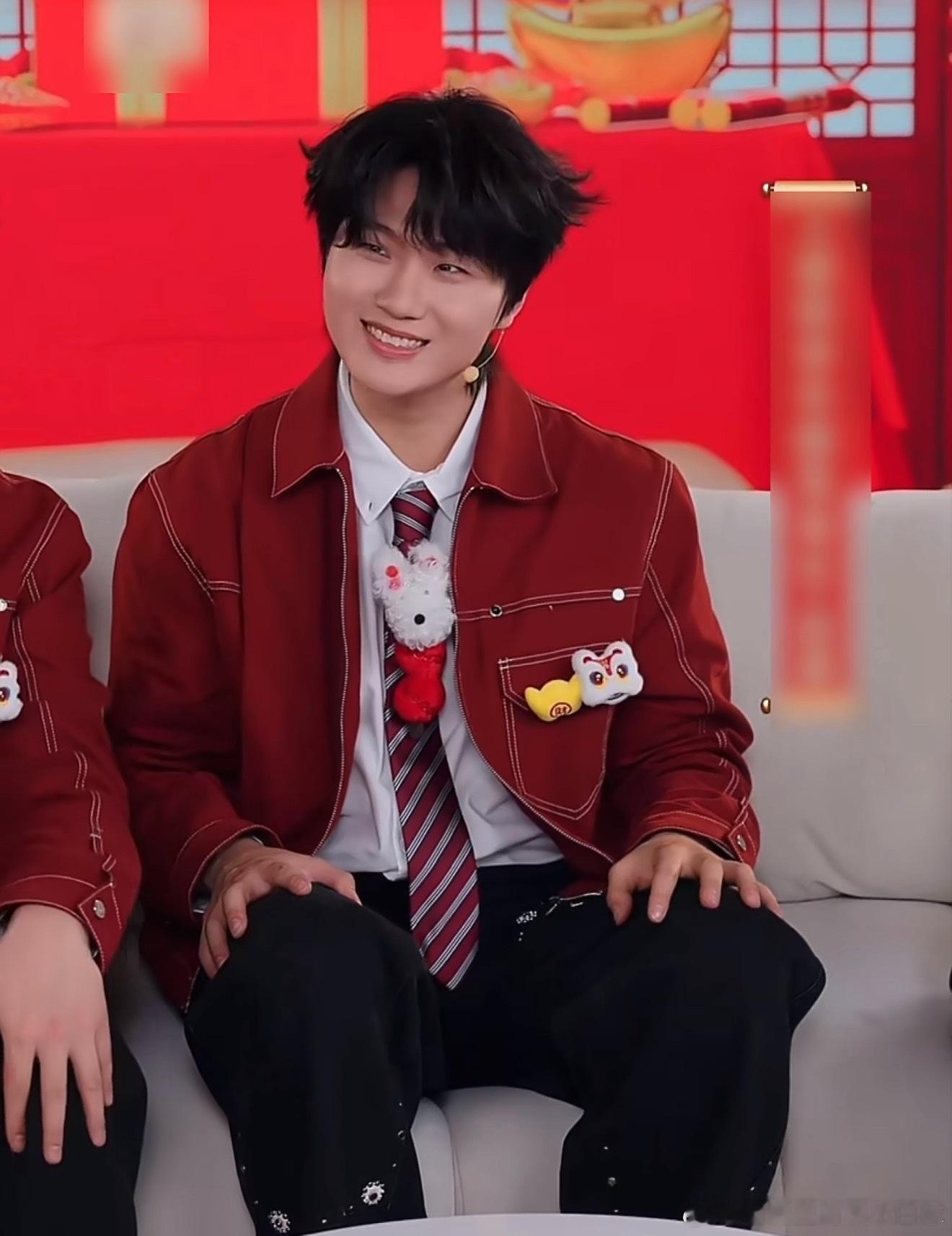 高越说高超胃里全是后槽牙高越吐槽亲哥穿搭“老”，夸自己是“少年感”，还念弹幕补刀