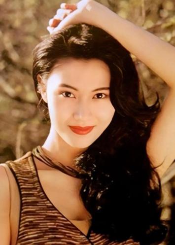 曾经的“最美港姐”李嘉欣，嫁入豪门多年，如今连买个爱马仕都得掂量半天。外人看她风