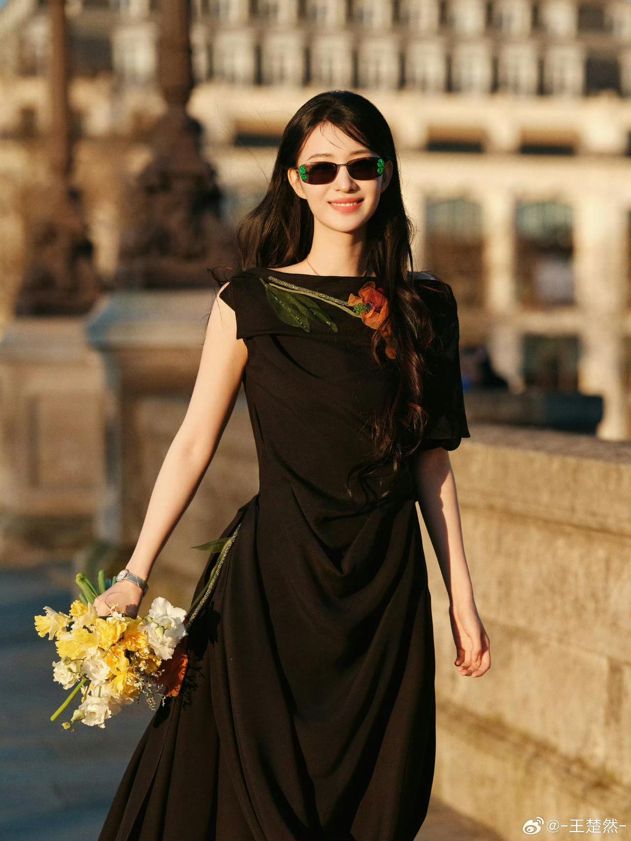 春晚美貌杀疯后，王楚然又带着迪奥黑裙杀进巴黎时装周！
 
刚在春晚凭颜值狂圈粉的