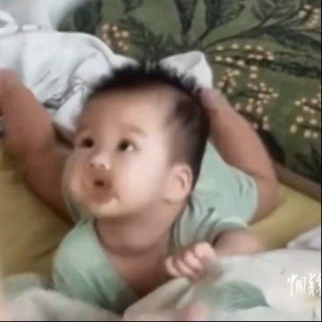 爸妈打闹6个月宝宝将妈妈护在身后好可爱，湖北宜昌一名六个月大的宝宝看见爸爸妈妈打