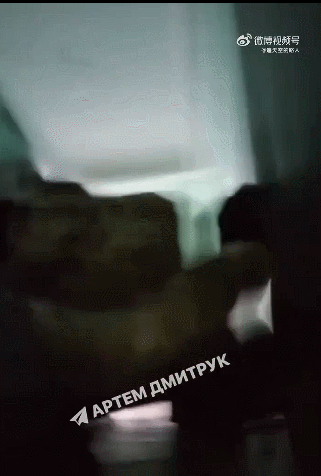 【乌克兰征兵办人员枪杀平民】
日前在乌克兰敖德萨市，一名男子在试图解救自己被乌克