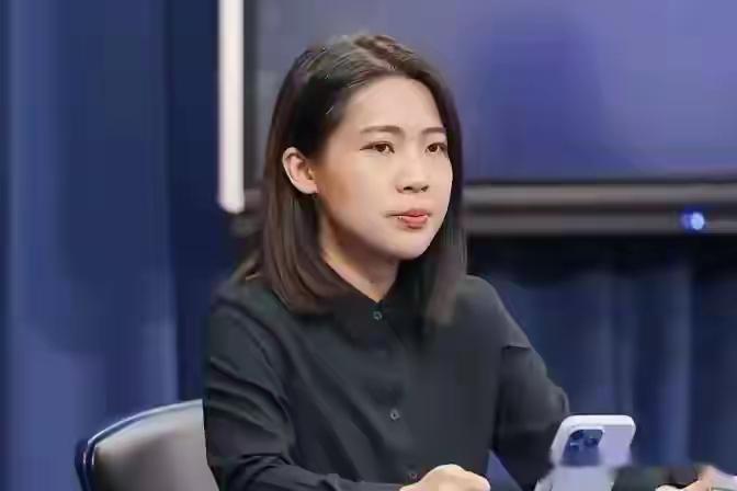 太尴尬啦。徐巧芯开口力挺金傅聪，批评王光慈。徐巧芯称“王光慈把马英九当作‘私人财