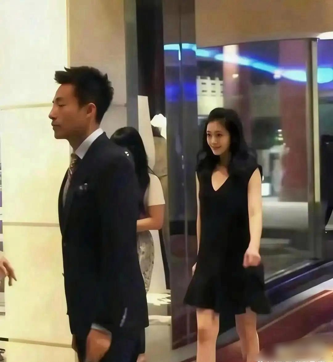 听说这是汪小菲第一次见到大S时的照片，当时大S就这身打扮，难怪汪小菲一眼就被迷住