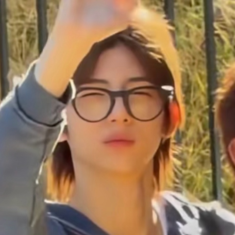 金主训不愧是门面 眉毛都比别人多画两条 