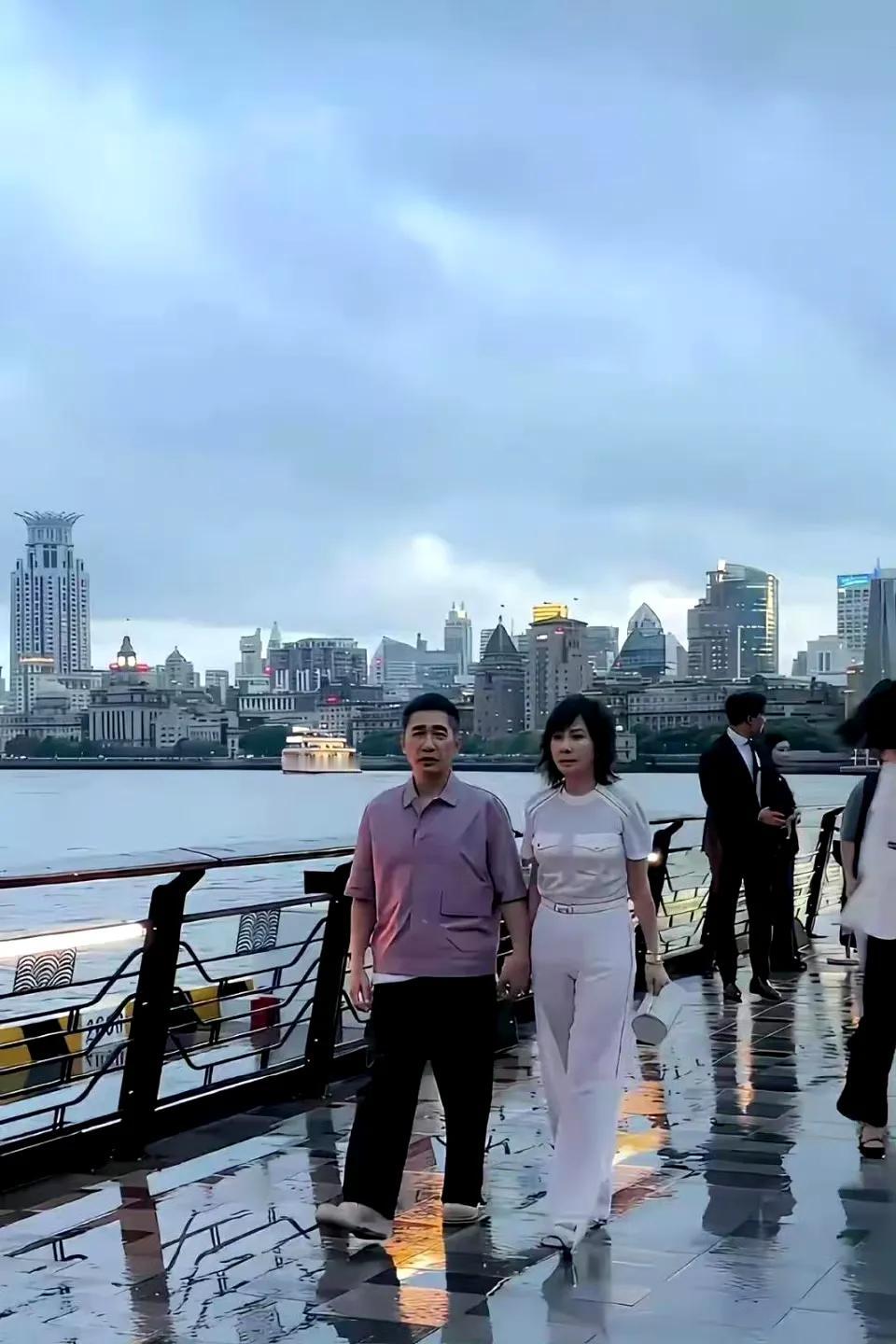 刘嘉玲上海被偶遇，59岁面容饱满身材佳，状态宛如三四十岁 ​