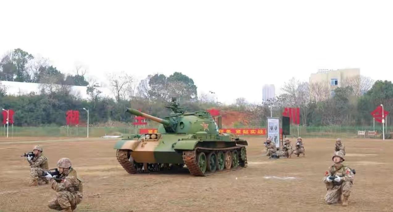 据说这是某地民兵训练的场景。这坦克应该是有日子没挪窝了。为了这个现场演练展示，估