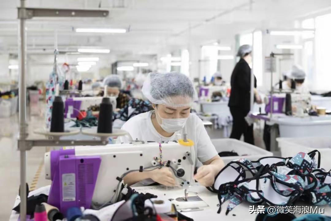 这是我们当地的泳装生产车间，女工正在赶制泳衣