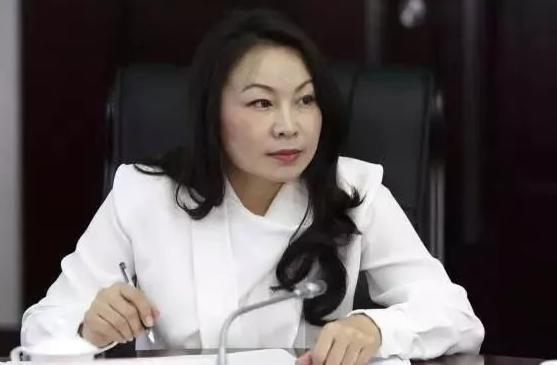 两个女人，一个从部队转业到财政厅，与年长自己十岁的主管领导长期保持不正当性关系，