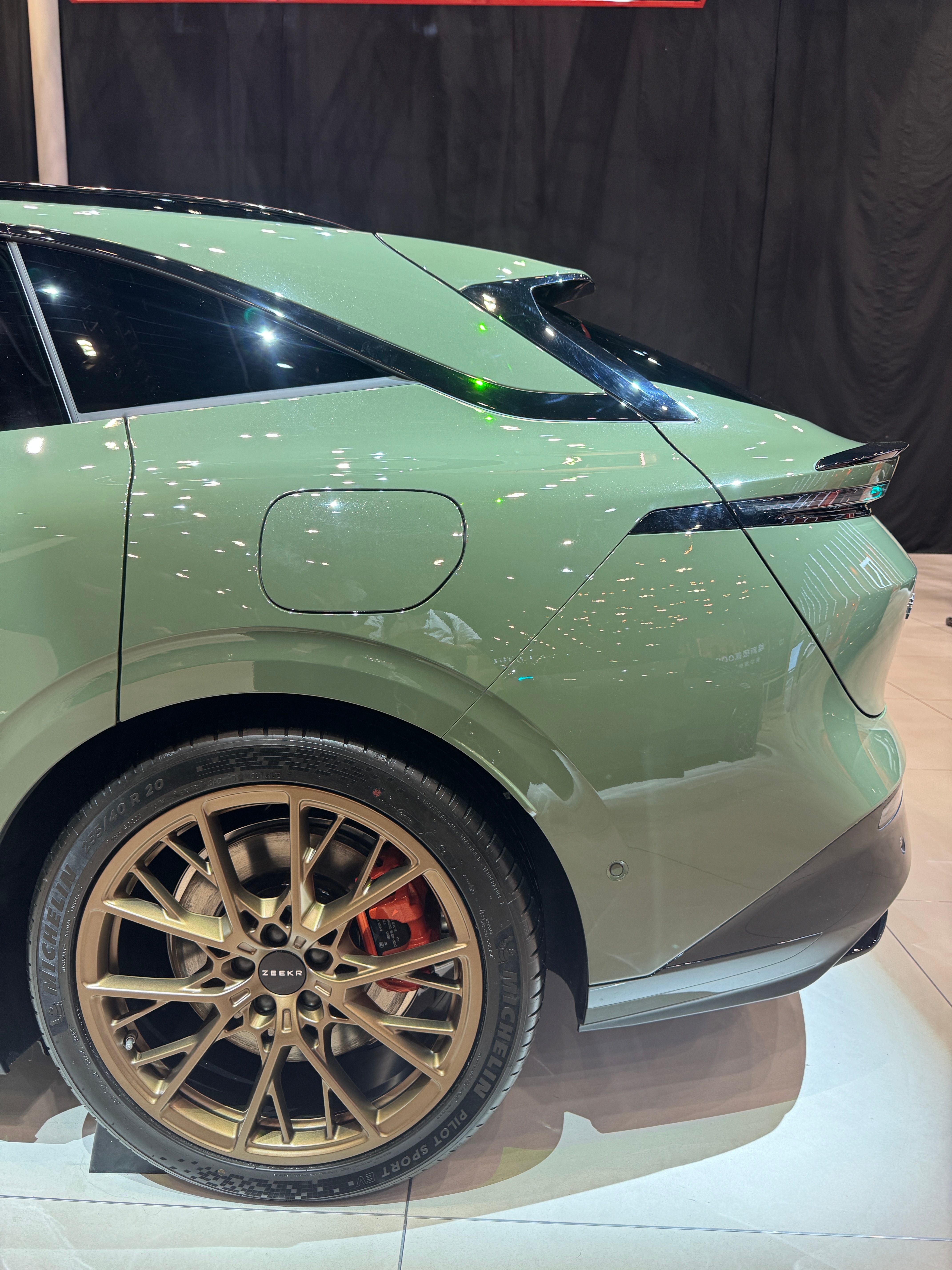 极氪007GT 在2026北京车展 上的这个配色，也太让人迷糊了吧绿车身 金轮毂