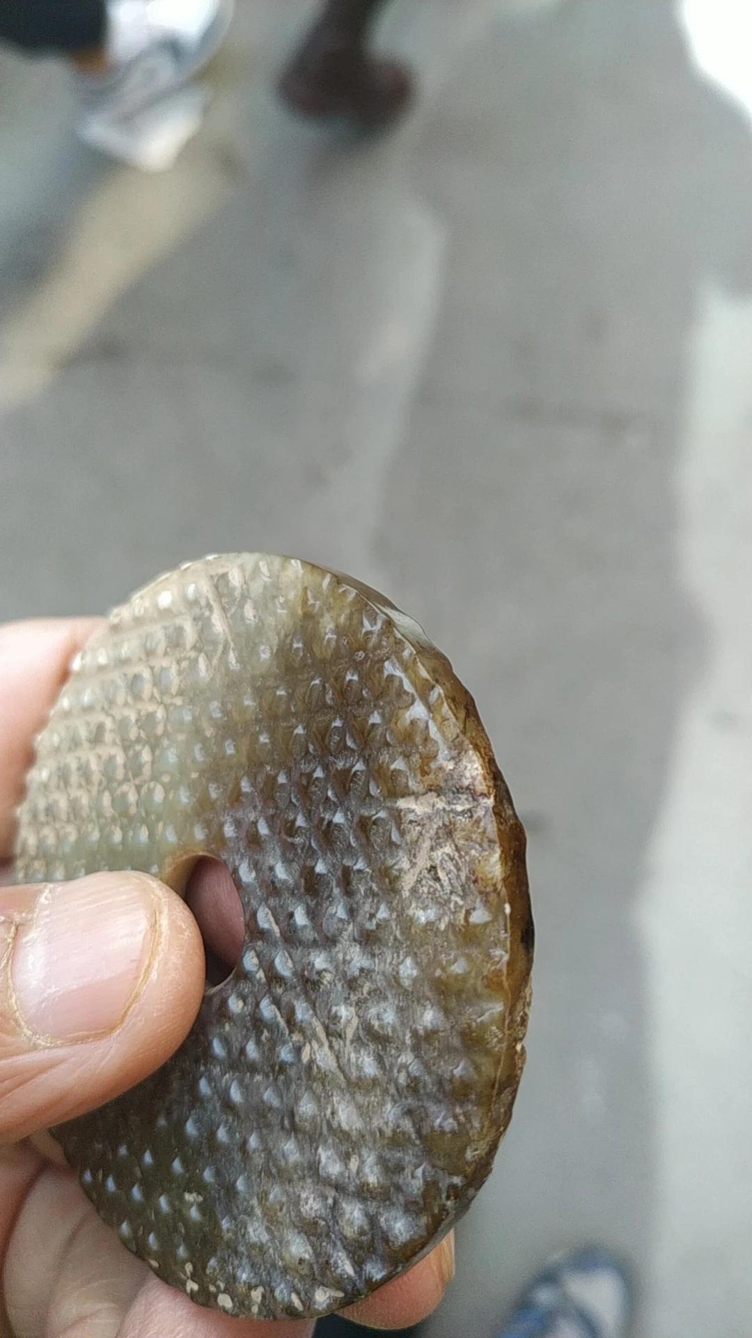 我收藏的部分高古小玉璧。

今天，发了一批玉蝉。一下子引来很多打假人士，众口一词