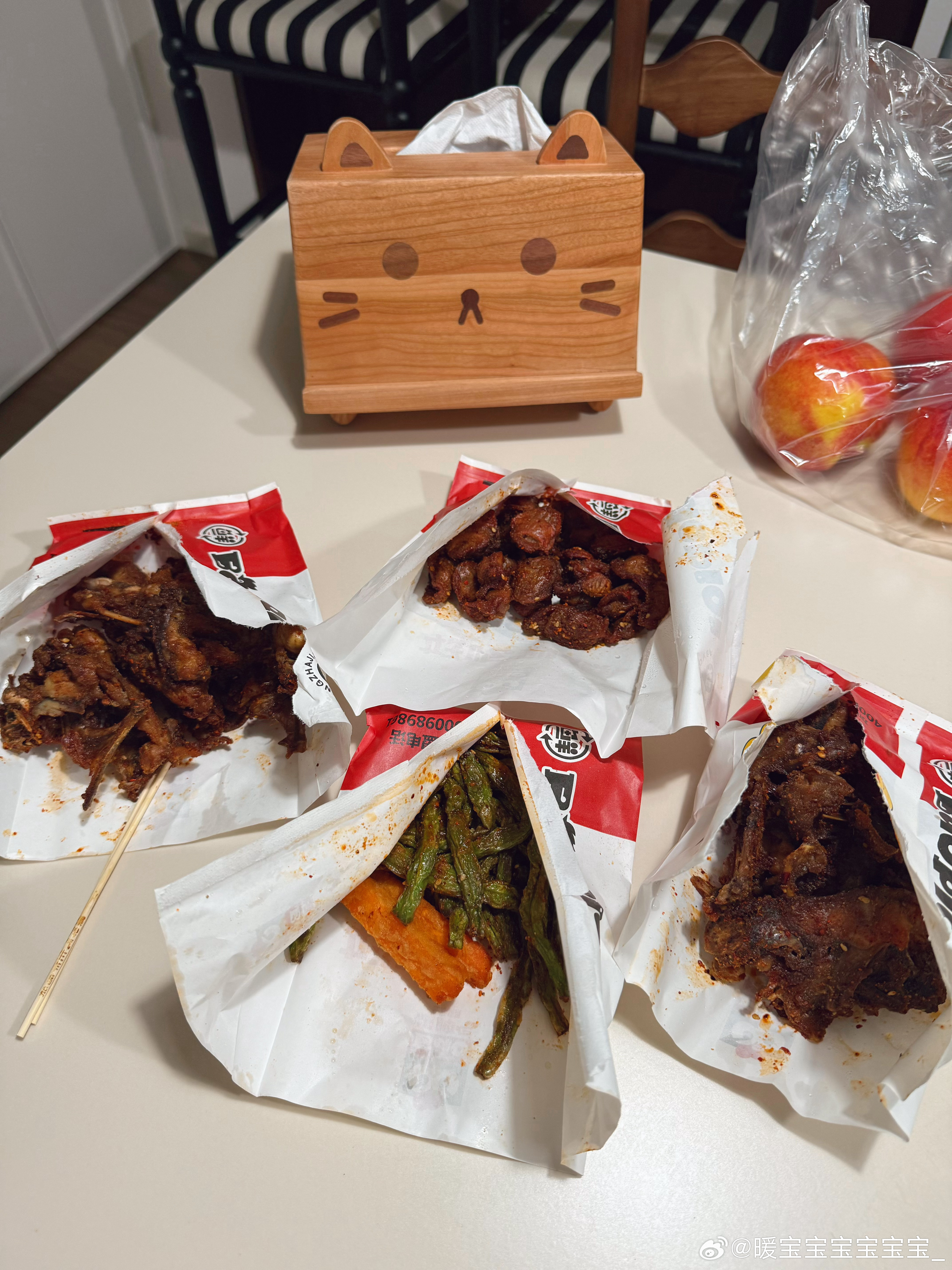 一直不理解鸡架这种食物哈哈哈我的生活不能没有炸鸡架拌鸡架卤鸭头！鸡架我就是孜然酸