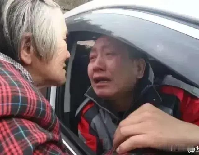 老娘岁数大了，儿子把老娘从乡下接到城里。媳妇很不乐意。儿子肉眼可见地衰老。老娘悄