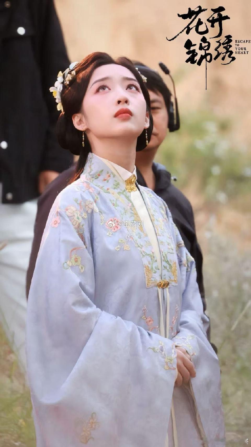 花开锦绣800套服装500种造型 这些年古装剧的造型风格一直在两个极端之间摇摆：