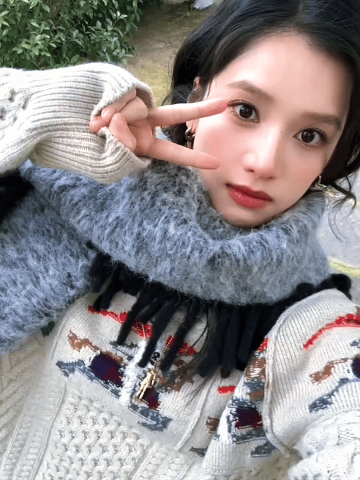 张靖仪最新自拍营业，随性自拍满是松弛感，清透状态自带治愈力，🫘甜而不腻太戳人～