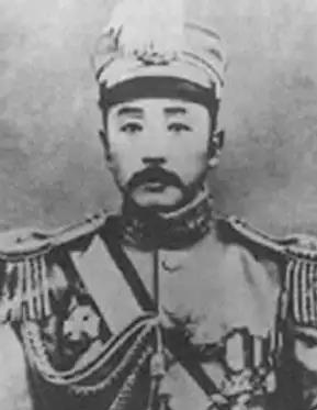 [微风]1891年，16岁的张作霖落难乞讨，孙寡妇看中了他，解开衣扣，掏出一块腰