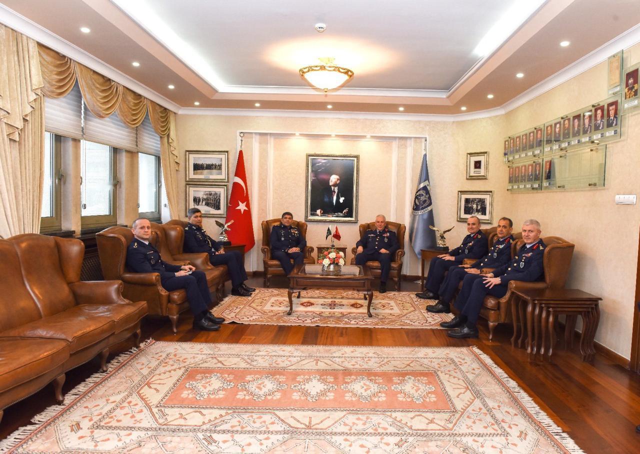 新闻快讯——巴基斯坦空军副司令福阿德·哈特米空军元帅到访土耳其空军司令部。