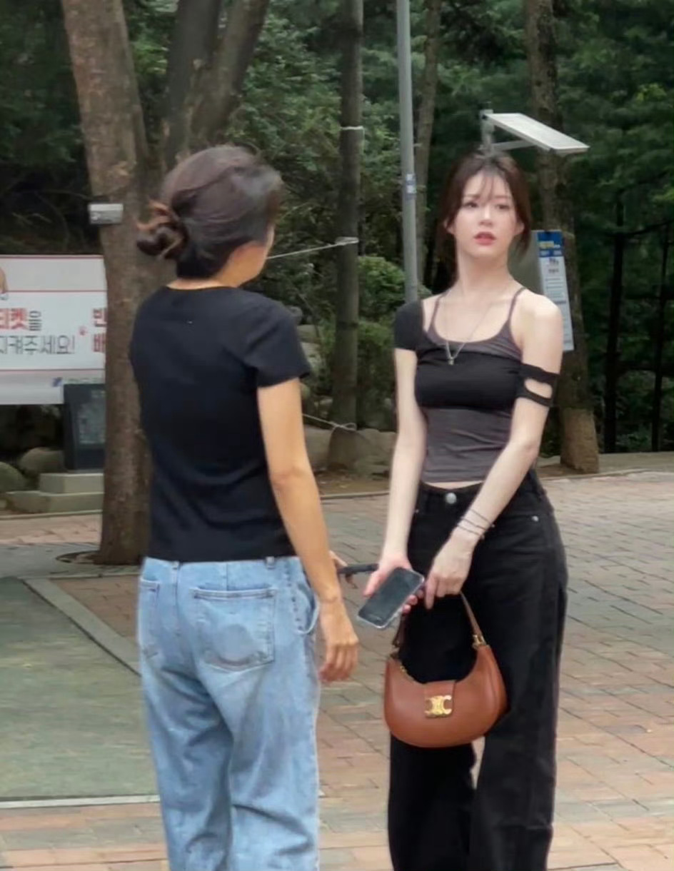 突然想到这组高允真他拍 什么整容模版啊 美到根本懒得去看她的五官我说….. 