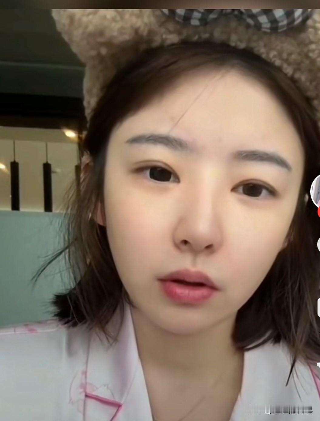 黄一鸣说“不是所有的妈妈都爱自己的孩子，我就是我妈赚钱的工具人”！

有人在直播