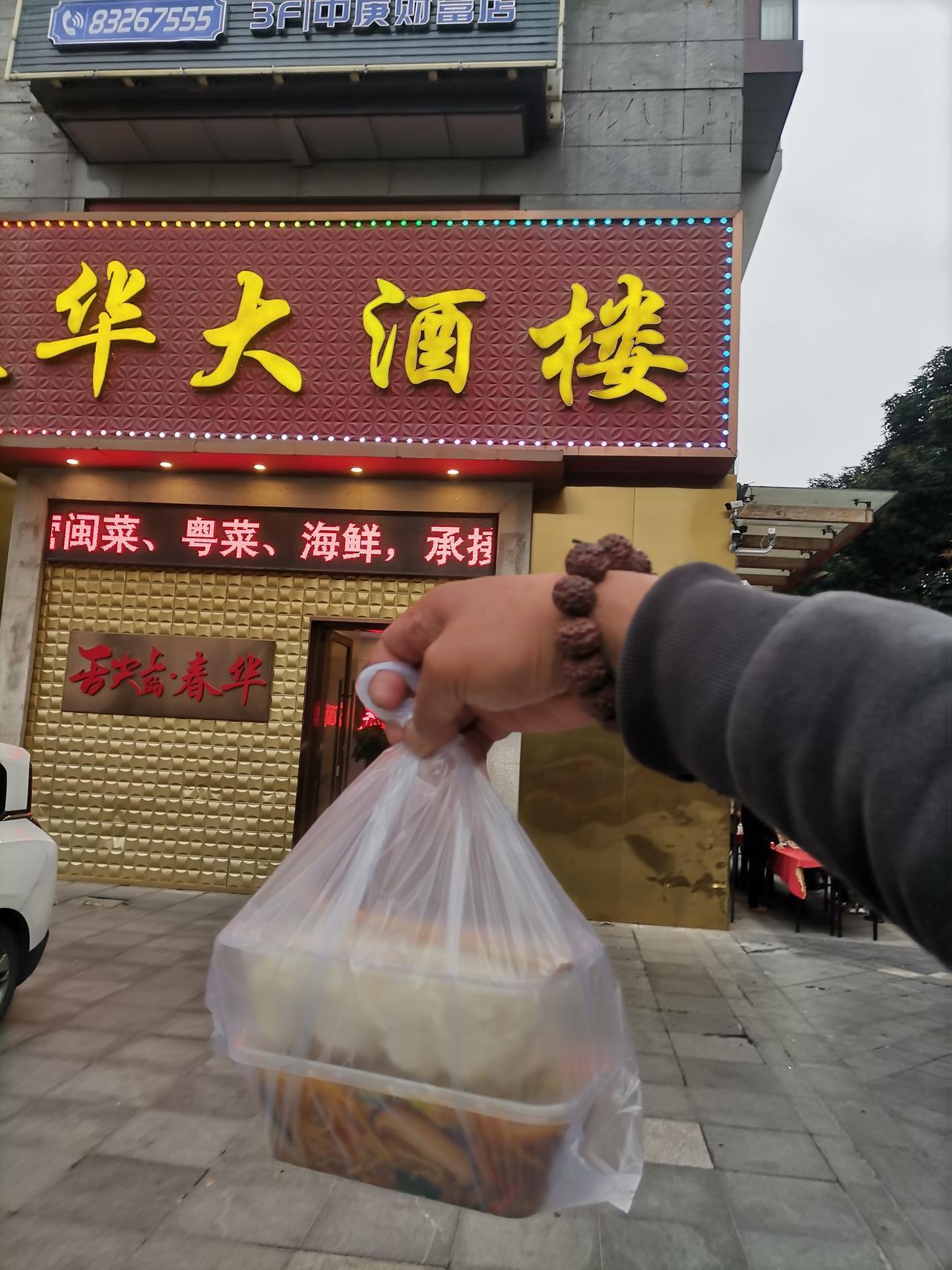 福州酒楼居然也出来摆摊了，这可太新奇了！以往那些高高在上的酒楼，现在也接地气地摆