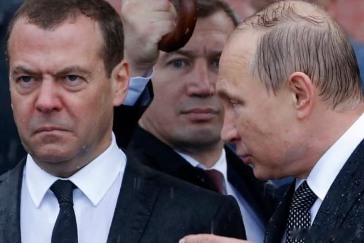 凤凰新闻【梅德韦杰夫回想当总统的日子，他已经提前预感到了什么？】俄联邦安全会议副