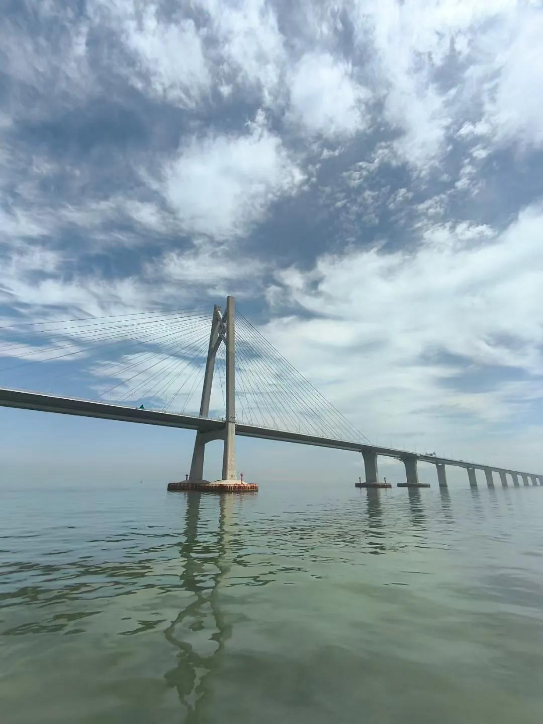 穿越港珠澳大桥，启程一场震撼心灵的跨海之旅。
​看这宏伟壮观的桥梁，彰显着中华民