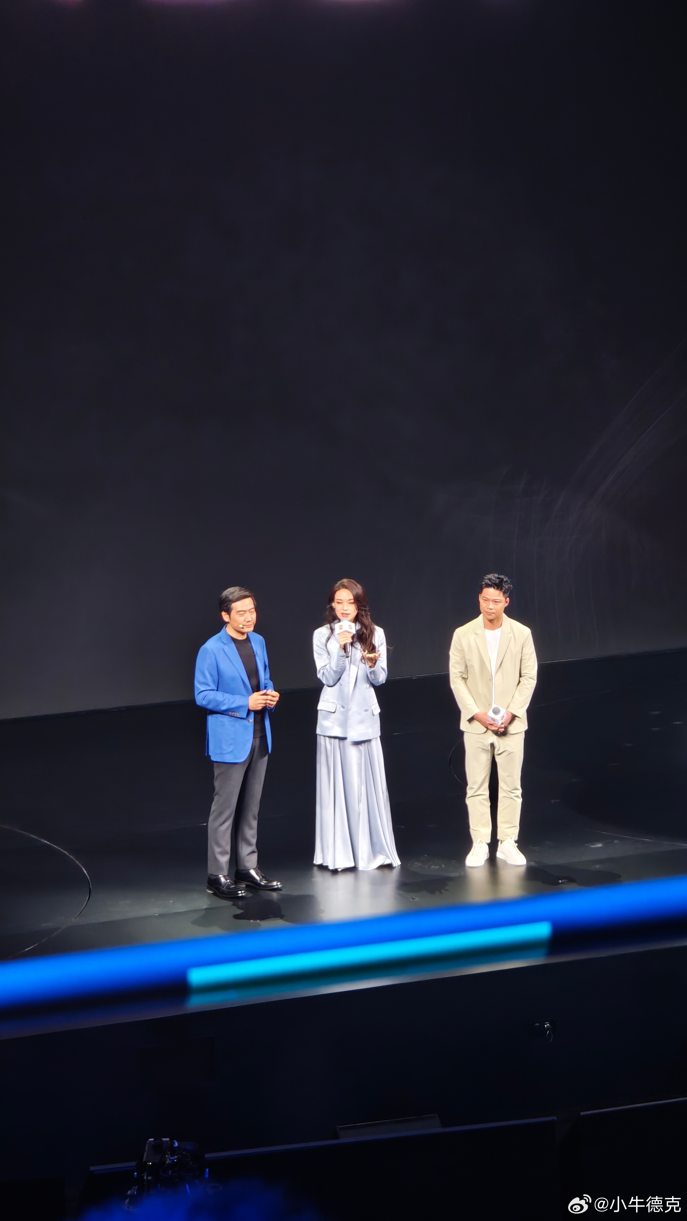 雷总虚晃一枪，说广告片之后是新SU7登场，结果没想到SU7上还下来了代言人：舒淇