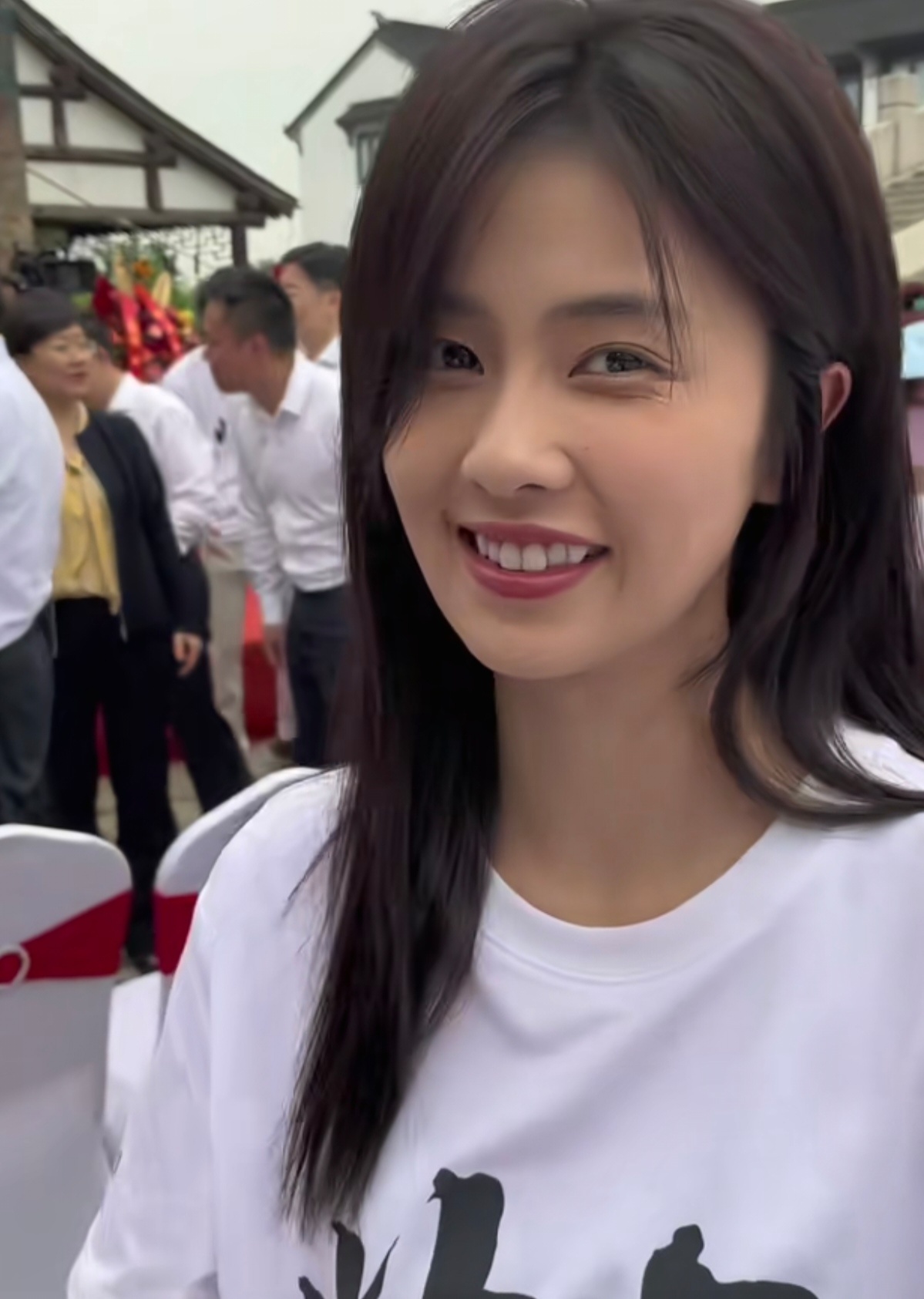 我觉得白鹿方六连辟谣这事很有意思。普通艺人被造一条谣言顶多澄清一条也就过去了，她