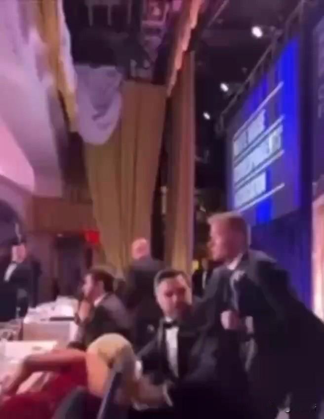 万斯为什么跑那么快？
当然年轻身体好是一个因素，老川普被保镖架着的时候还滑了一下