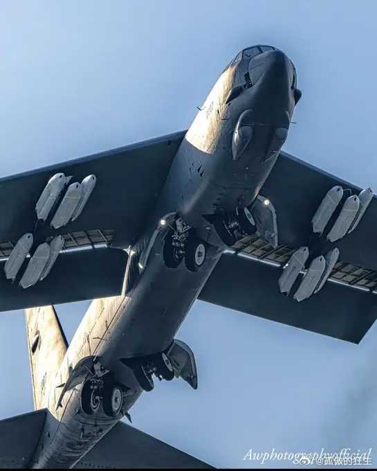 伊朗称霍尔木兹海峡对所有人开放 美军B-52战略轰炸机装载巡航导弹正飞往伊朗。对