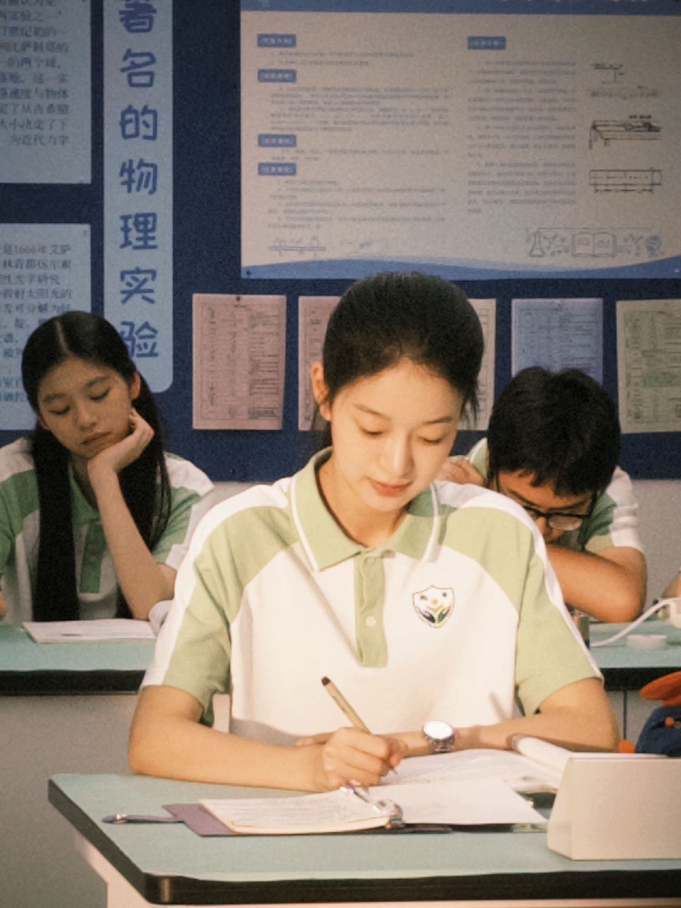 哇唧唧哇有自己的00电影花 影版女主朱珞宁获关注！哇唧唧哇官宣的03年中戏科班生