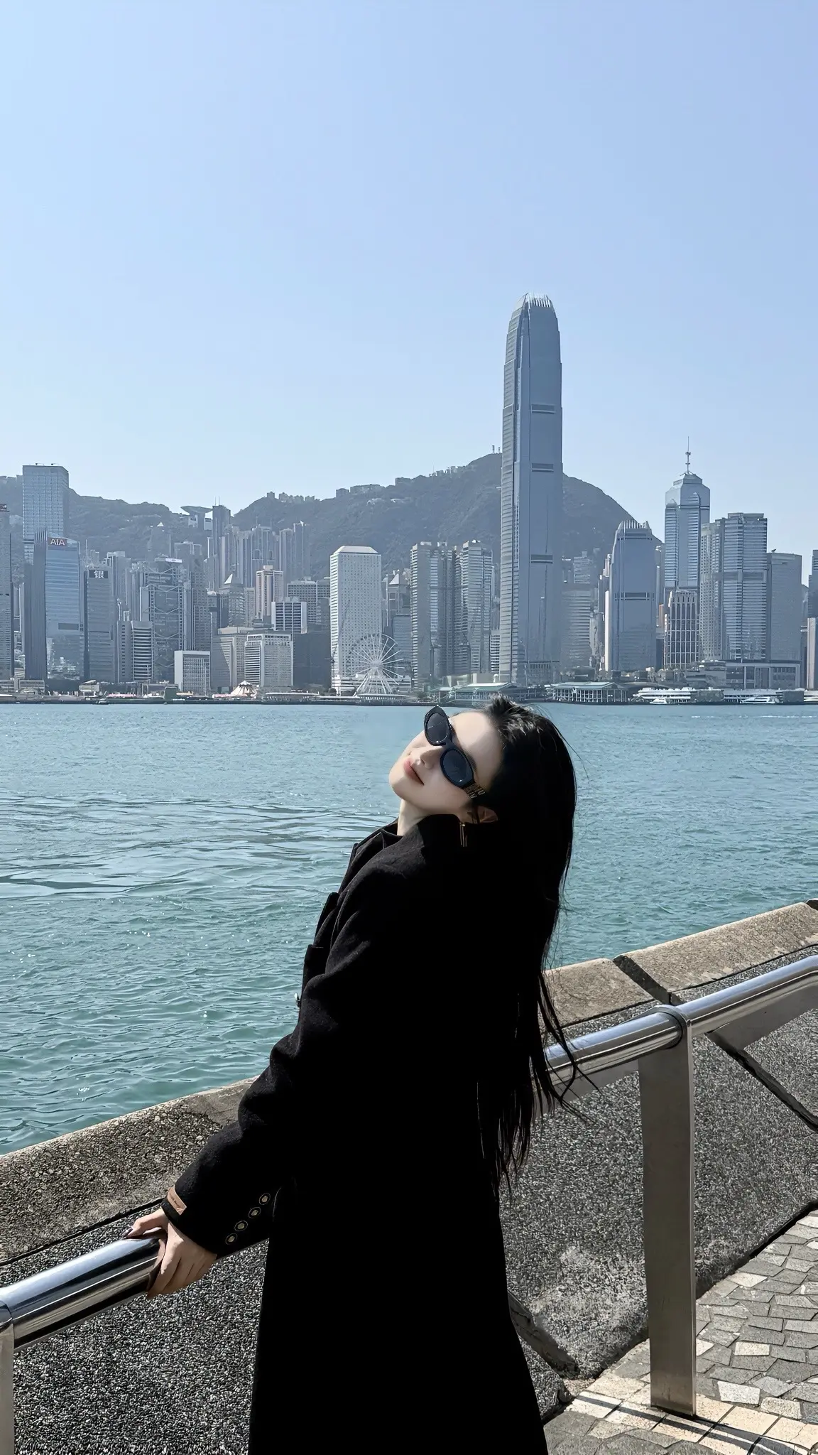 二十多岁的我站在维多利亚港，此刻我的美丽不比维多利亚港逊色