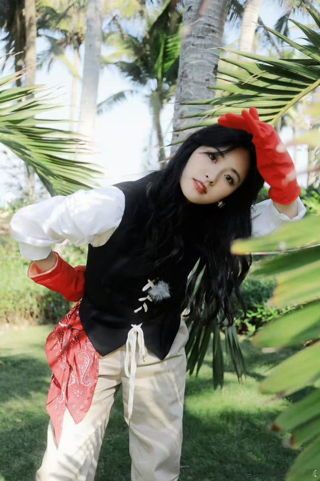 秦岚开沈月秒跟亲爱的客栈 秦岚一开团，沈月就跟上，审问王鹤棣名场面，严厉又可爱，