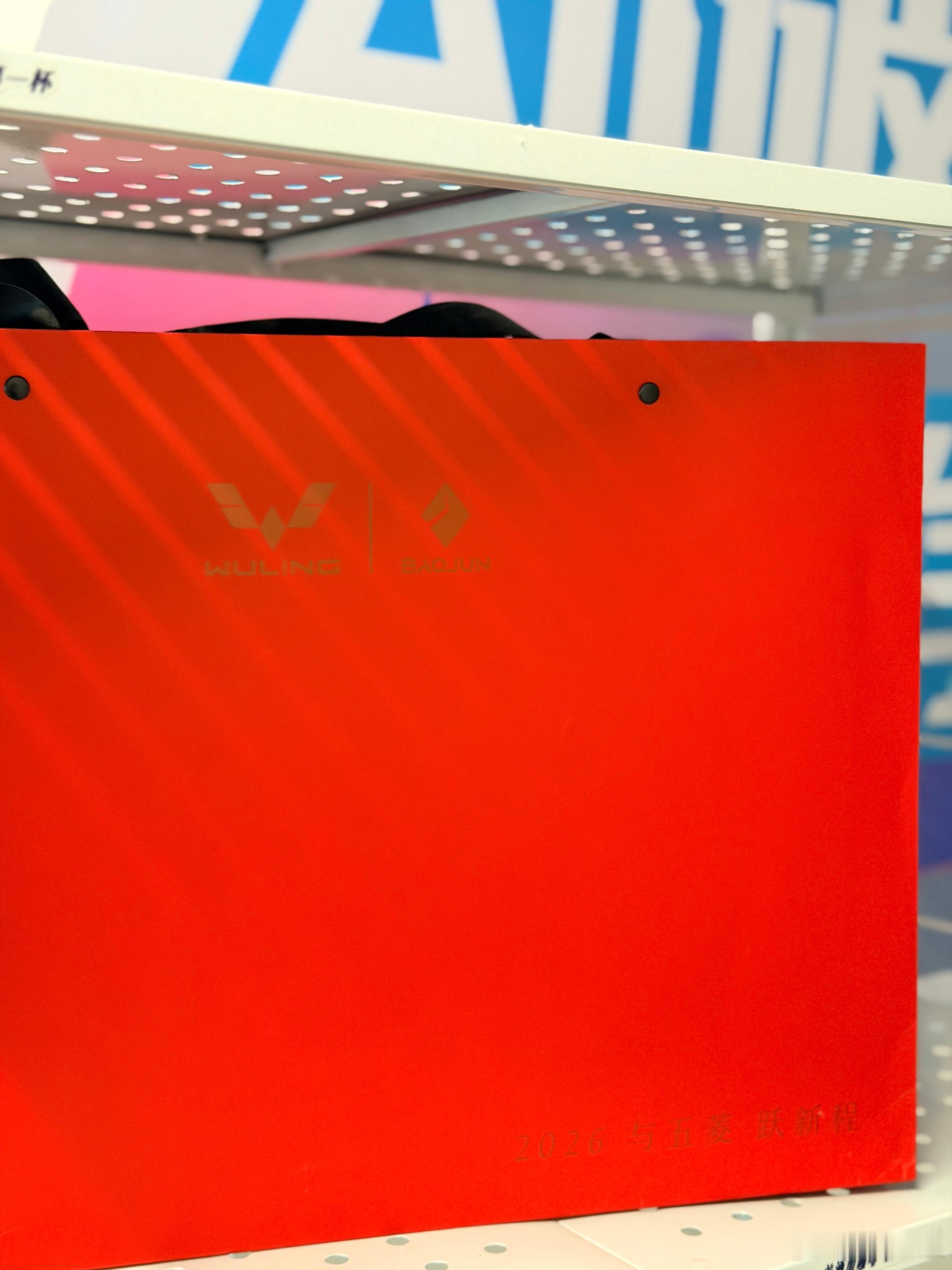 回了趟公司赶在年前把粉丝的幸运礼盒给打包发出这样年前就能收到快乐了~我真贴心