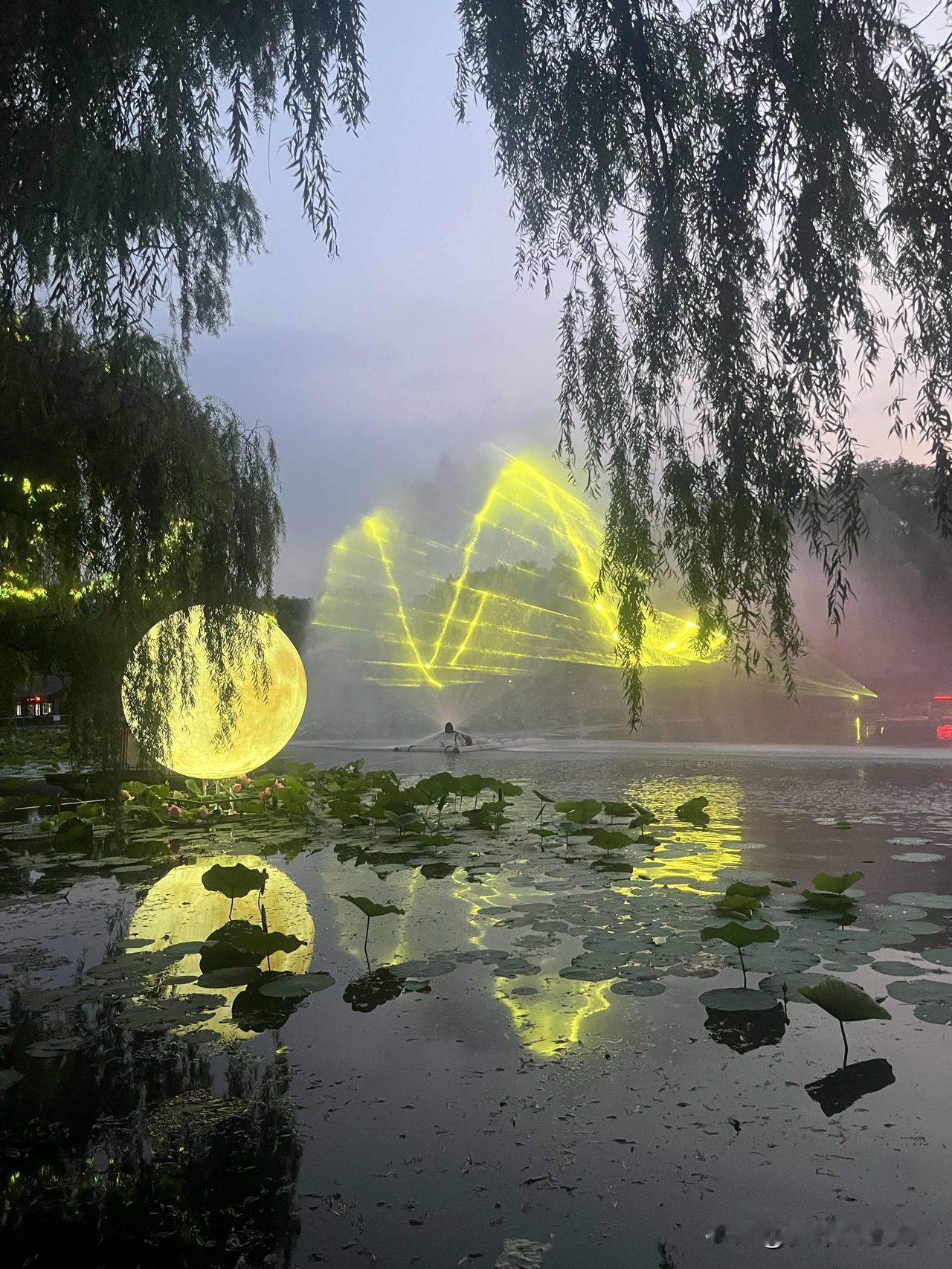 性学专家李银河说：“熟人之间的嫉妒，不是冲着事来的，是冲你这个人。他们打心眼里瞧