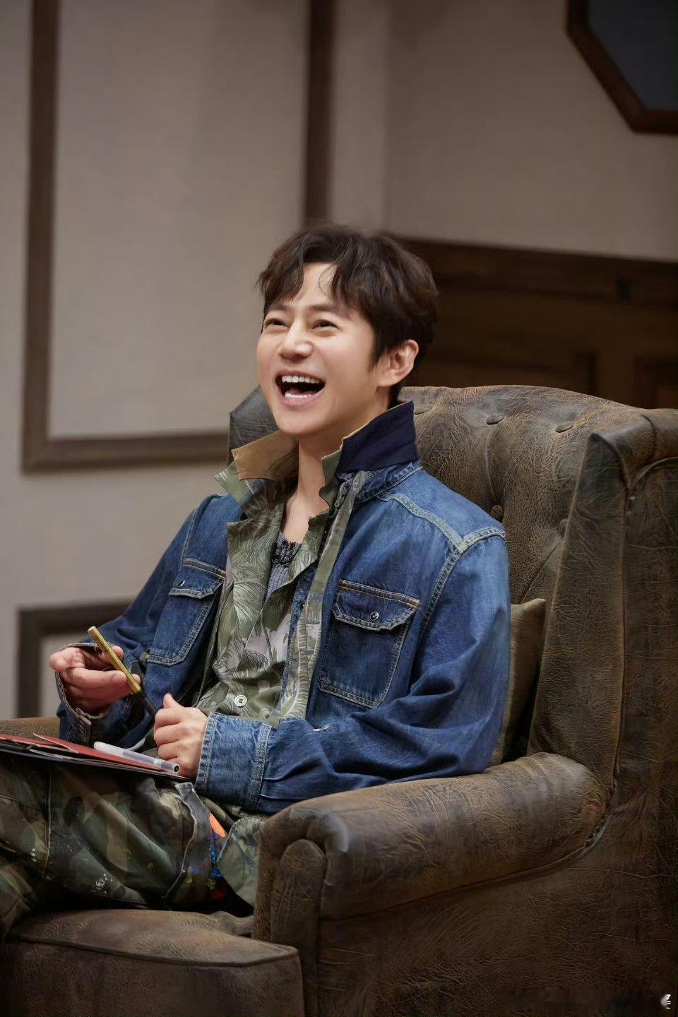 何炅亲爱的客栈也是向往的生活🌿王鹤棣带何炅逛亲爱的客栈，何老师一路走一路夸，直