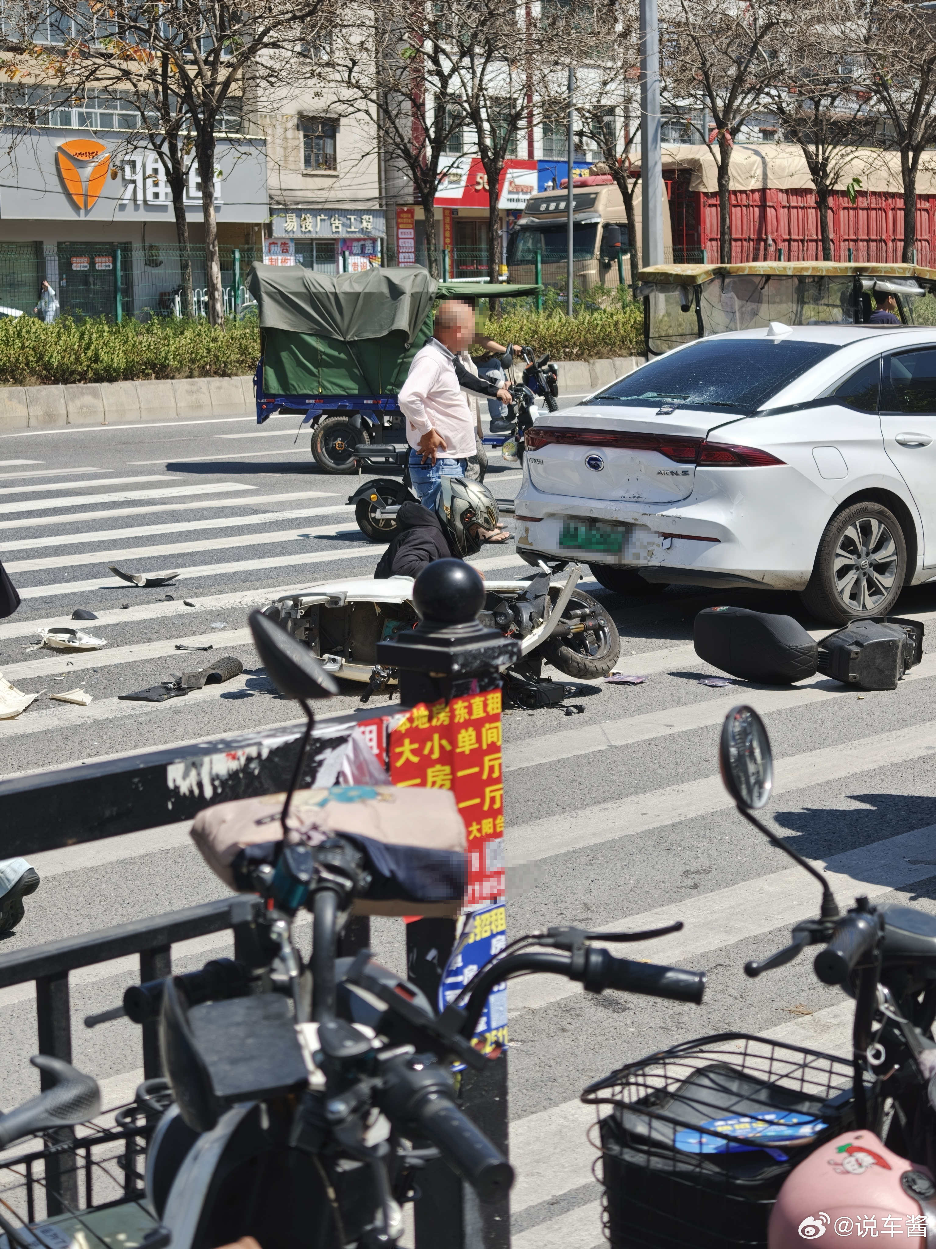 中午亲眼见到的车祸，电瓶车高速追尾网约车大家图片能看到，装备爆了一地电瓶车车主几