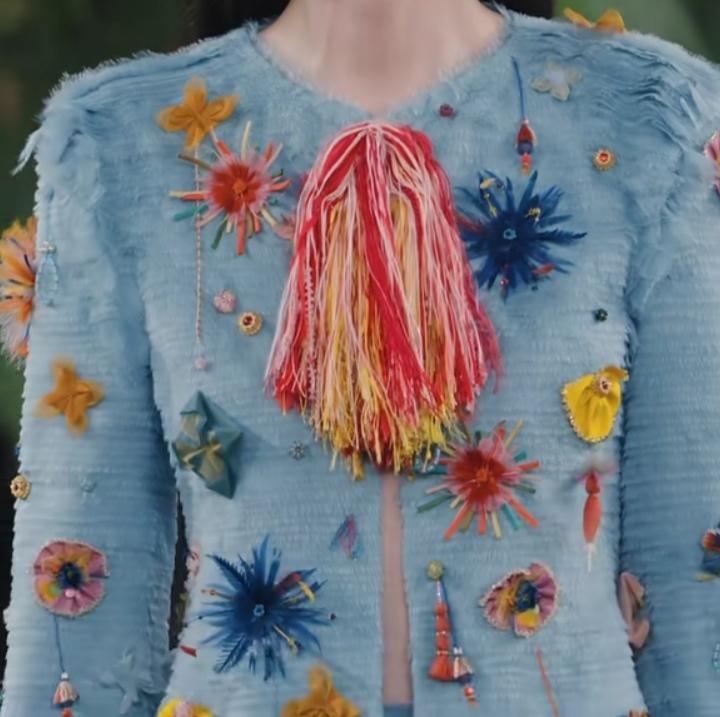 这件衣服我以为是把地拖挂上来了，以前我用的地拖就是这样的。