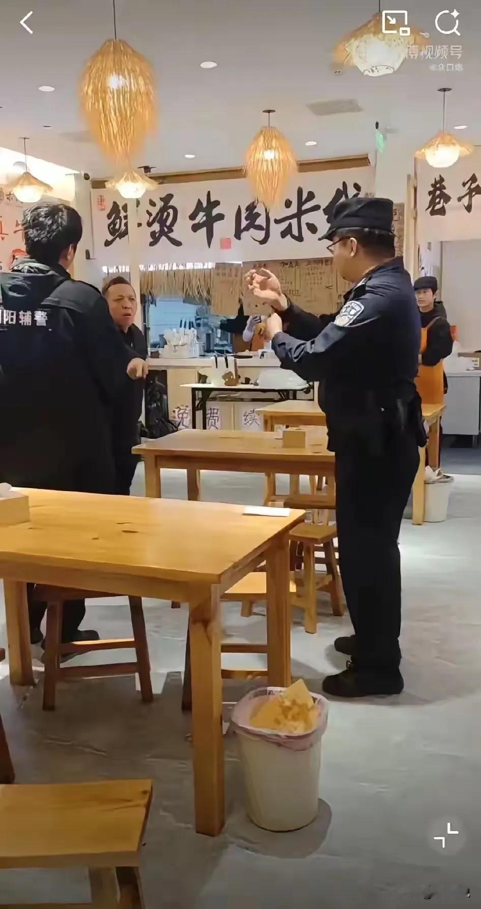 想白嫖？一男子去牛肉粉店吃粉。吃完，结账，出门，走人。整套流程一气呵成，看起来就