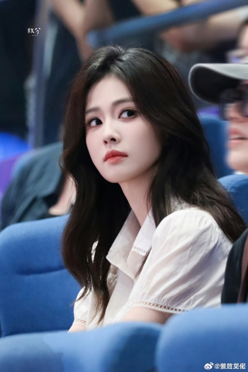 白鹿早期竟然这么清纯白鹿早期清爽动人，如今气质依旧温婉，体操活动淡妆氛围感拉满，