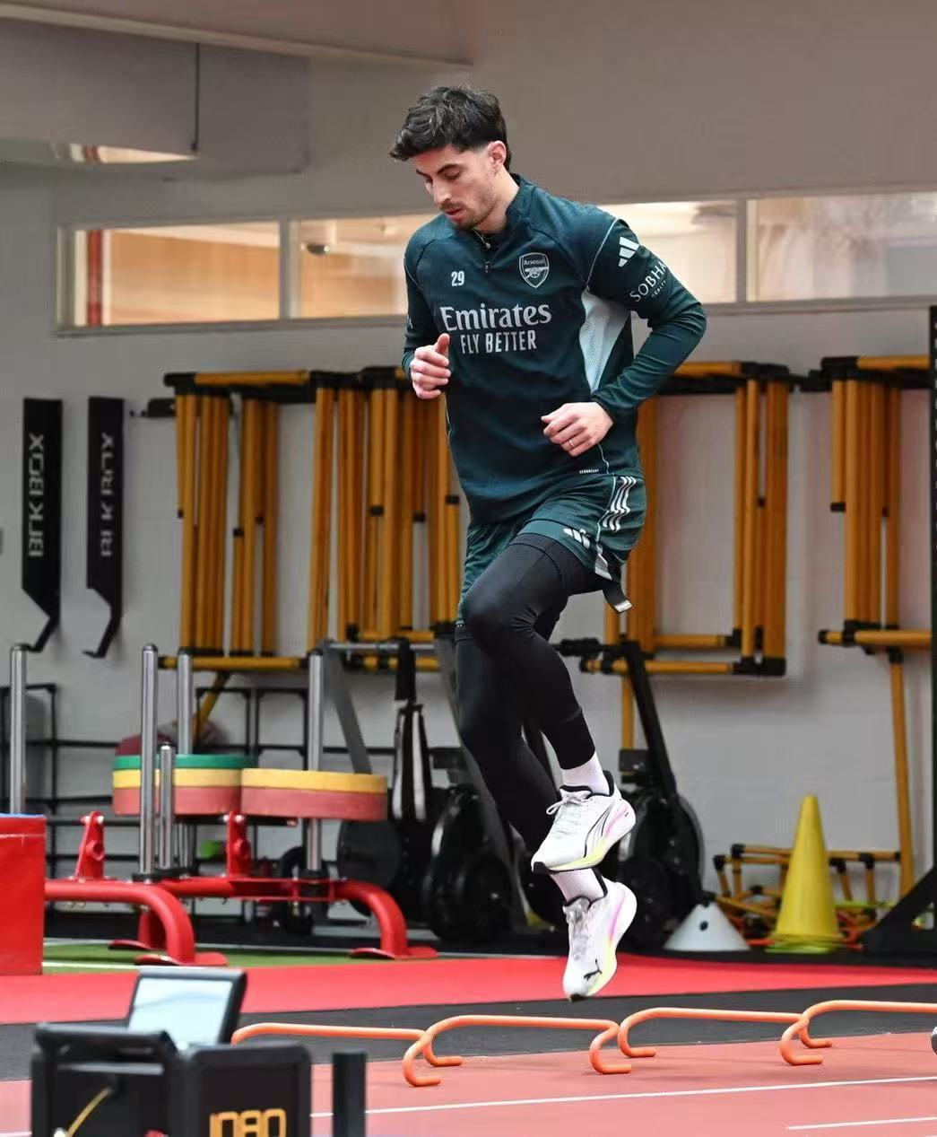 阿森纳官网刚刚发布的40张训练照，已经多次出现哈弗茨，离复出越来越近了。目前，依