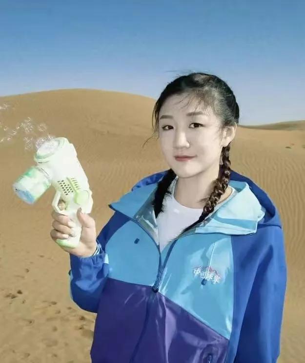陈梦分享最新美照，弹钢琴，烟花，吹泡泡，梦姐满满的少女心！
陈梦分享了一组最新美