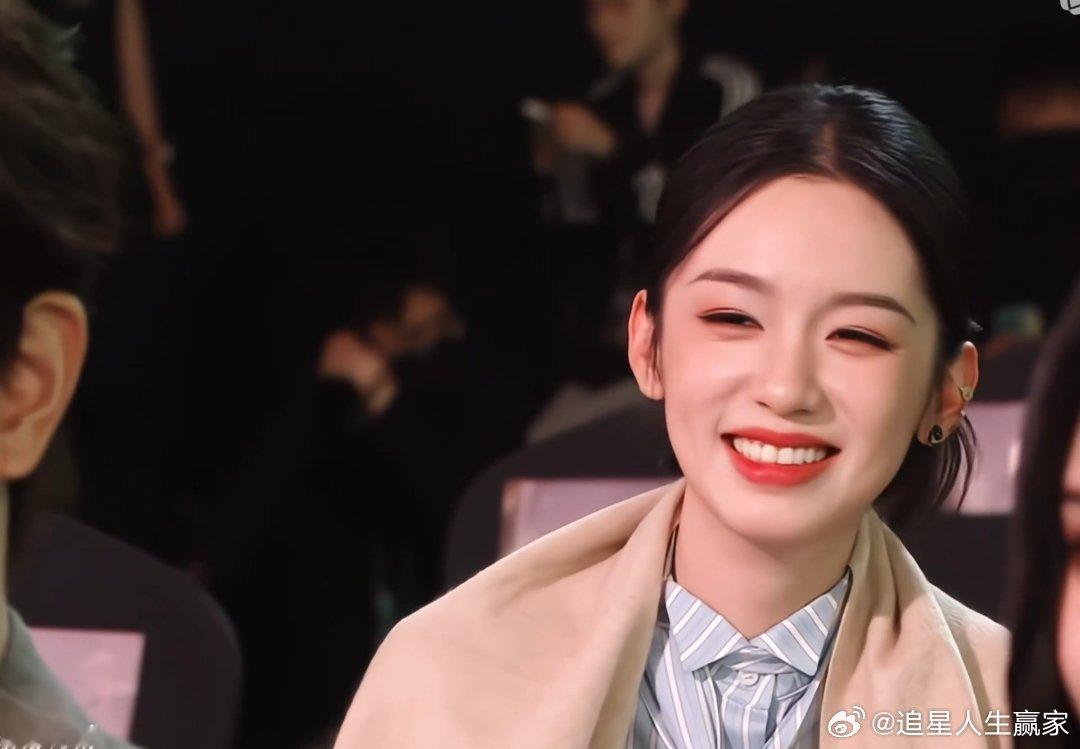 好喜欢周也笑起来的样子啊冷脸萌笑起来也萌请继续走花路吧！ 